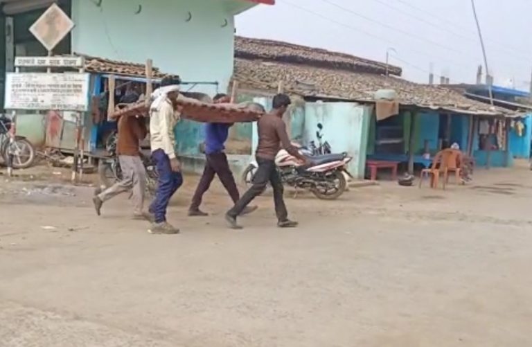 अस्पताल ने नहीं भेजा शव वाहन, तो खाट पर ले जाना पड़ा बुजुर्ग का शव