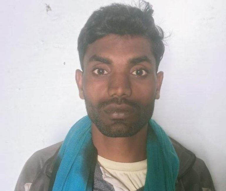 पुलिस की चलती कार से फरार हुआ चोर
