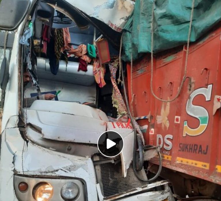 श्रद्धालुओं से भरी बस खड़े ट्रक में जा घुसी, एक श्रद्धालु की हुई मौत