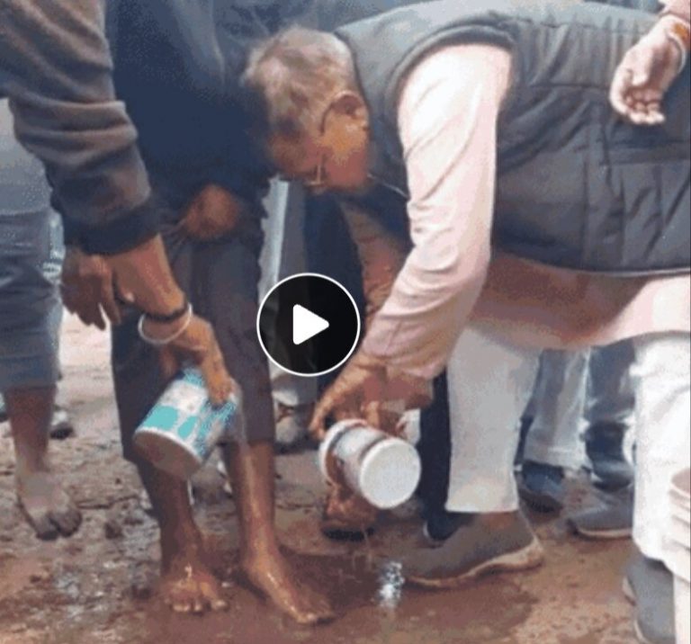 शिवराज सरकार के मंत्री ने समर्थक के धोए पैर