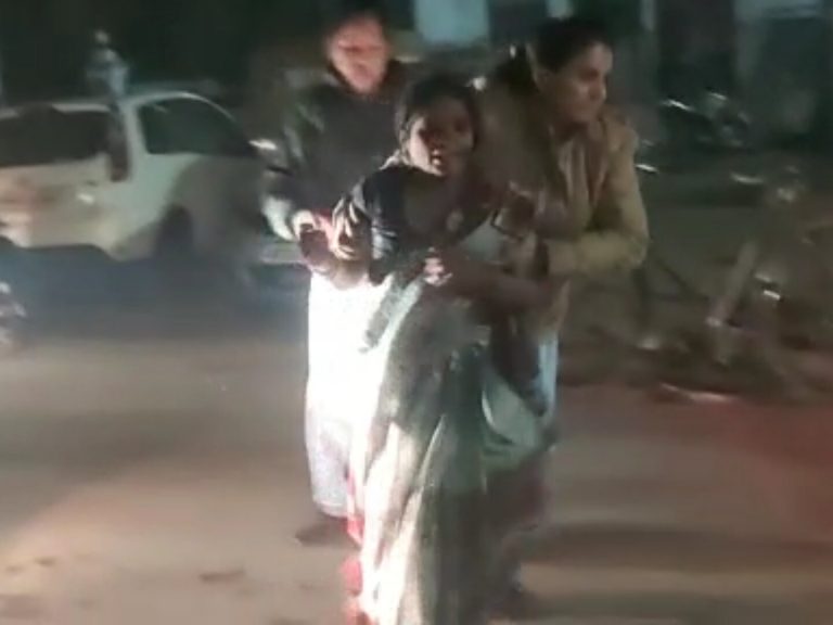 महिला ने किया हाई वोल्टेज ड्रामा, शराब पीकर राहगीरों को दी गालियां