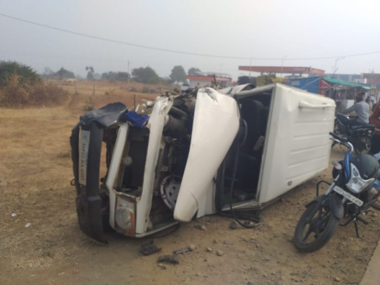 ट्रक और बोलेरो में भीषण टक्कर, 4 लोग हुए घायल