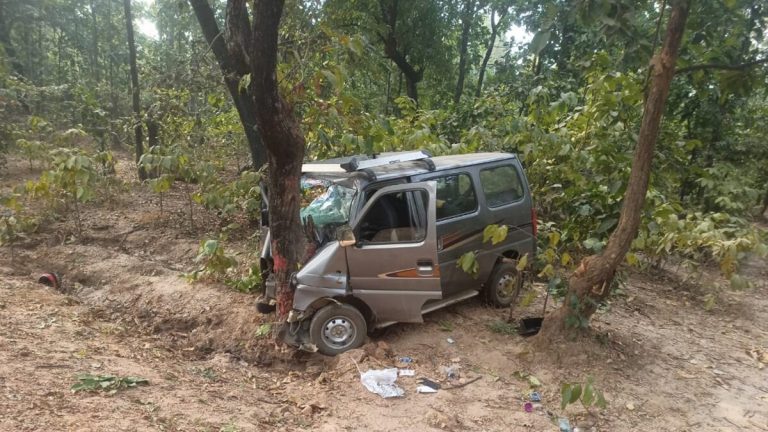 पिकनिक मनाकर लौट रहे परिवार की कार पेड़ से टकराई, 4 लोगों की मौत