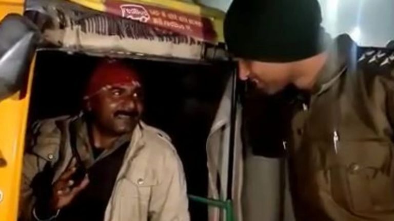 पुलिस अफसर ने राहगीरों से पूछा ये बड़ा सवाल