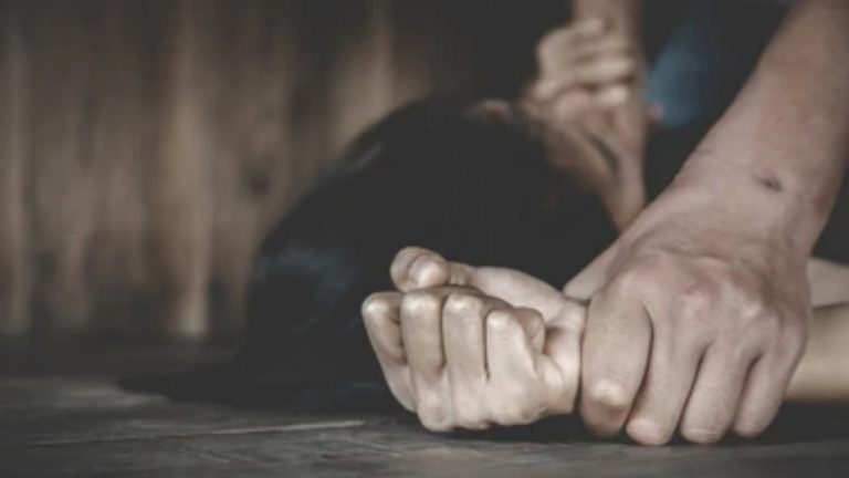 तलाकशुदा महिला से खेत में ले जाकर युवक ने किया रेप