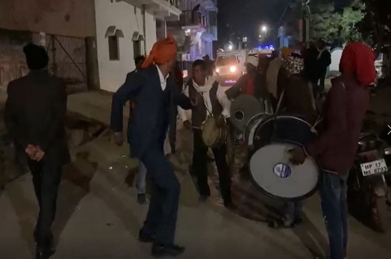 बारात में नाचते-नाचते अचानक गिरा युवक हुई मौत 