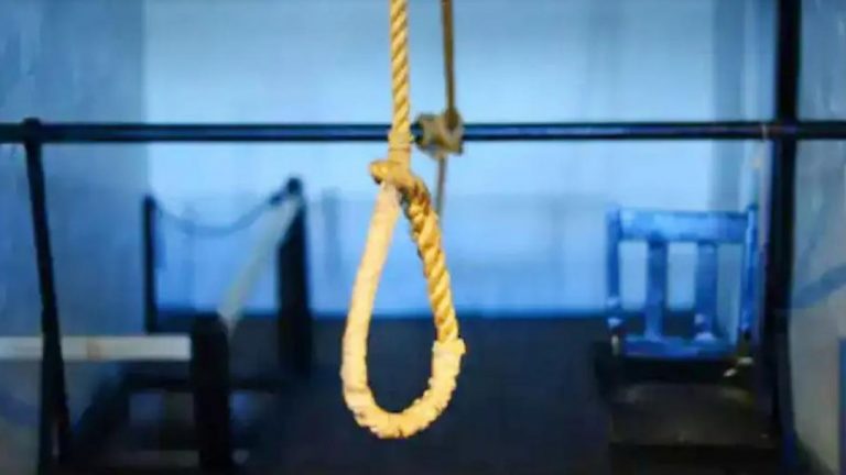 आफिसर्स मेस में सेना के अधिकारी फांसी के फंदे पर झूला