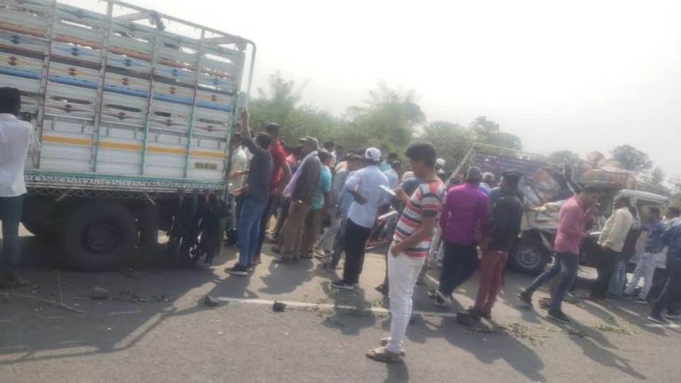 पिकअप और ट्रक के बीच सीधी भिड़ंत, पांच लोगों की मौत