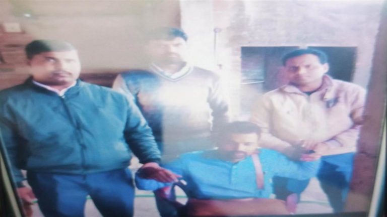 लोकायुक्त ने फॉरेस्ट गार्ड को किसान से रिश्वत लेते किया ट्रैप