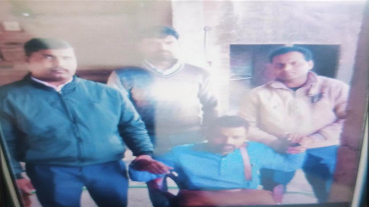 लोकायुक्त ने फॉरेस्ट गार्ड को किसान से रिश्वत लेते किया ट्रैप
