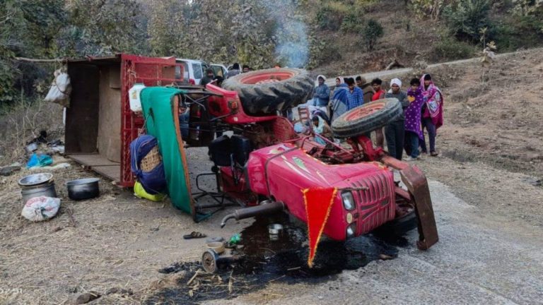ट्रैक्टर ट्रॉली बेकाबू होकर पलटी, 40 घायल, बड़ा हादसा टला