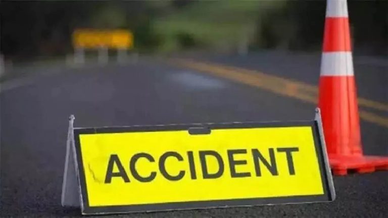 भीषण सड़क दुर्घटना में 3 लोगों की मौत, 2 गंभीर रूप से घायल