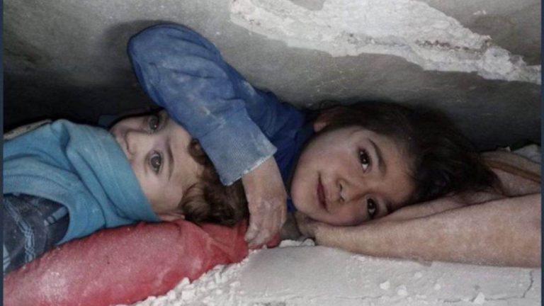 तुर्किये-सीरिया में मृतक संख्या 8000 के पार, मलबे में हजारों अभी भी फंसे