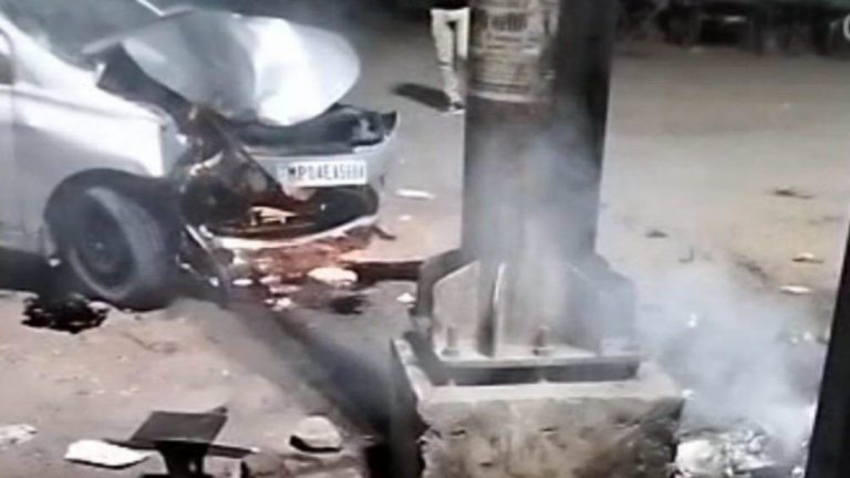 तेज रफ्तार कार ने दो पुलिसकर्मियों को रौंदा, एक की मौत