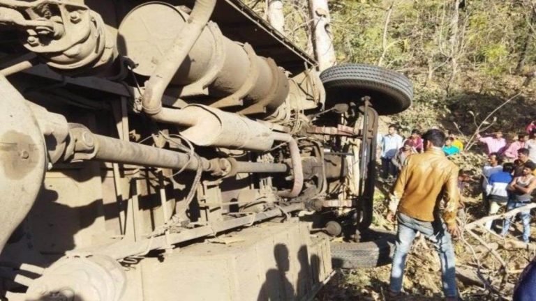 बड़ा हादसा टला, यात्री बस अनियंत्रित होकर पलटी, 25 यात्री घायल