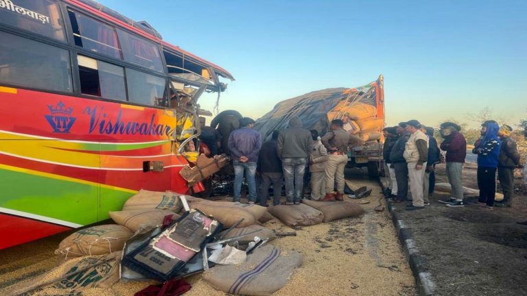 खड़े ट्रक से टकराई यात्री बस, 2 की मौत, 17 गंभीर घायल