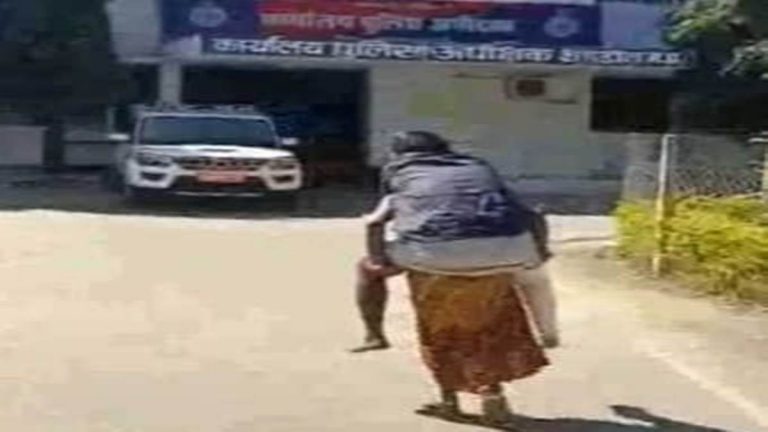 पति को पीठ पर लादकर एसपी कार्यालय पहुंची महिला