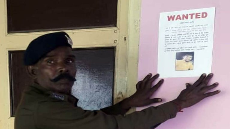 दुष्कर्म के आरोपी कॉन्स्टेबल के थाने में लगे पोस्टर