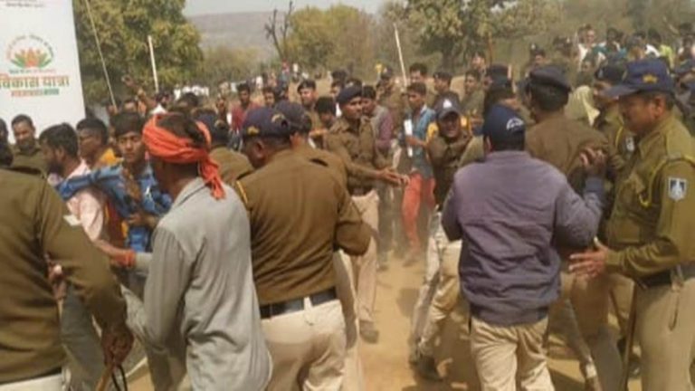 सीएम शिवराज की सभा में पुलिस ने किया लाठीचार्ज