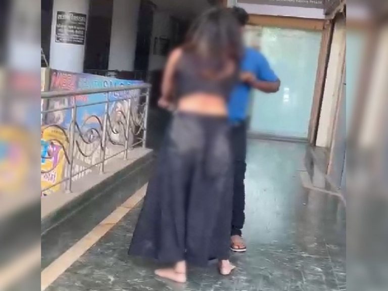 अर्द्धनग्न युवती और युवक का हाई वोल्टेज ड्रामा
