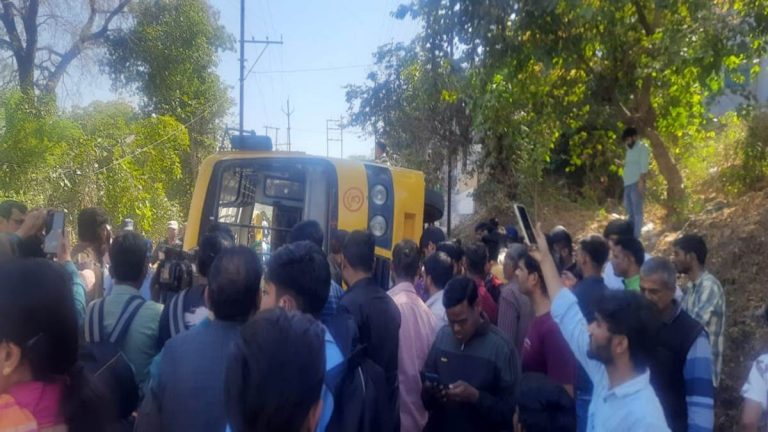 स्कूल बच्चों से भरी बस पलटी, दो बच्चे हुए घायल