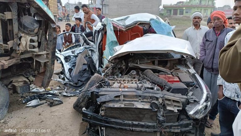 कार व ट्रक की टक्कर में दो भाईयों, एक बहन सहित चार मौत 