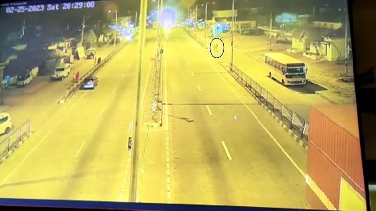 तेज रफ्तार बेकाबू ट्रक ने दंपती को रौंद