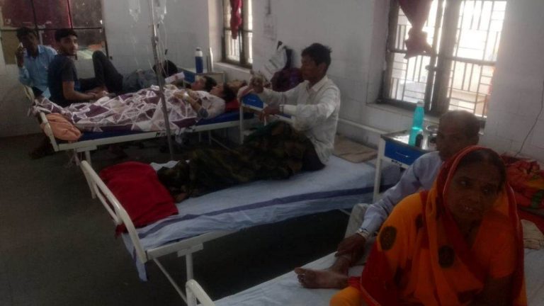 शादी समारोह में खाना खाने के बाद 45 से ज्यादा लोग हुए बीमार