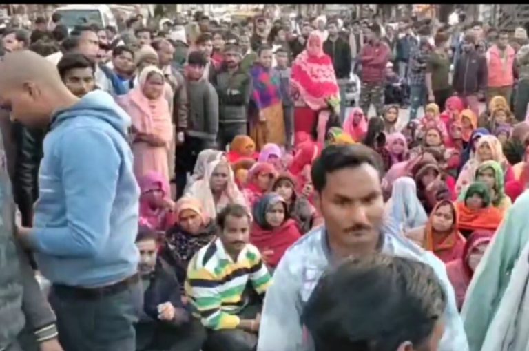 हाईटेंशन लाइन से करंट लगने से हुई मजदूर की मौत, परिजनों ने किया चक्का जाम