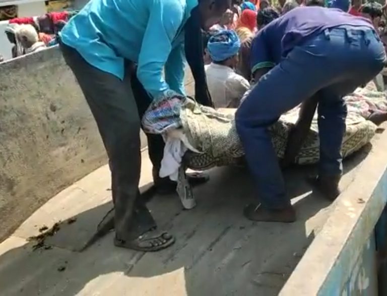 कचरा वाहन में रखकर पहुंचाए गए पार्थिव शरीर, नहीं मिला शव वाहन