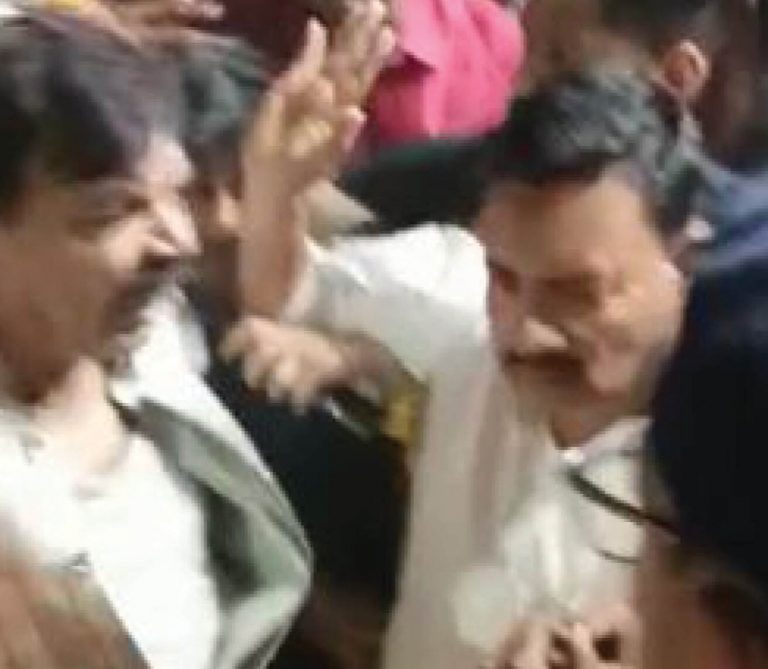 कांग्रेस विधायक पुलिस से बोले- मुझे गोली मारो