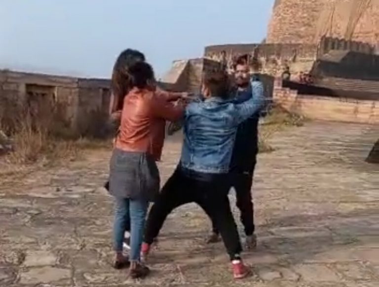 युवक ने युवती से की मारपीट, जमकर लात-घूंसों से पीटा