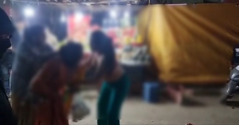 बीच सड़क पर किन्नरों के दो गुटों ने आपस में एक दूसरे के फाड़े कपड़े