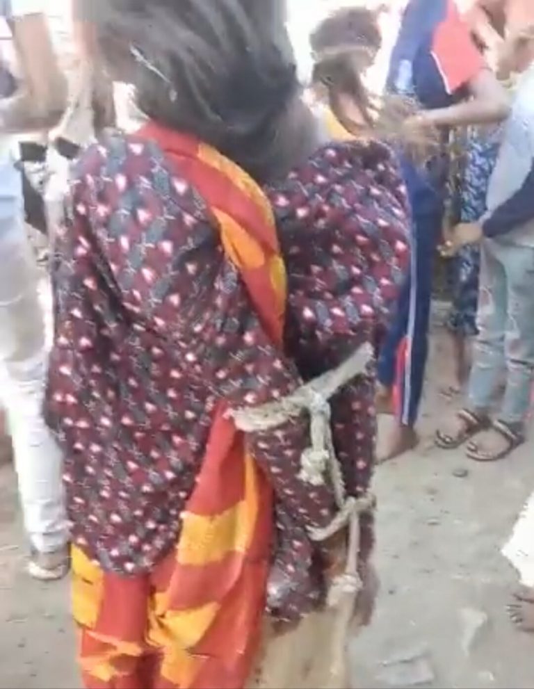 बुजुर्ग महिला को दबंगों ने रस्सी से बांधकर जमकर पीटा
