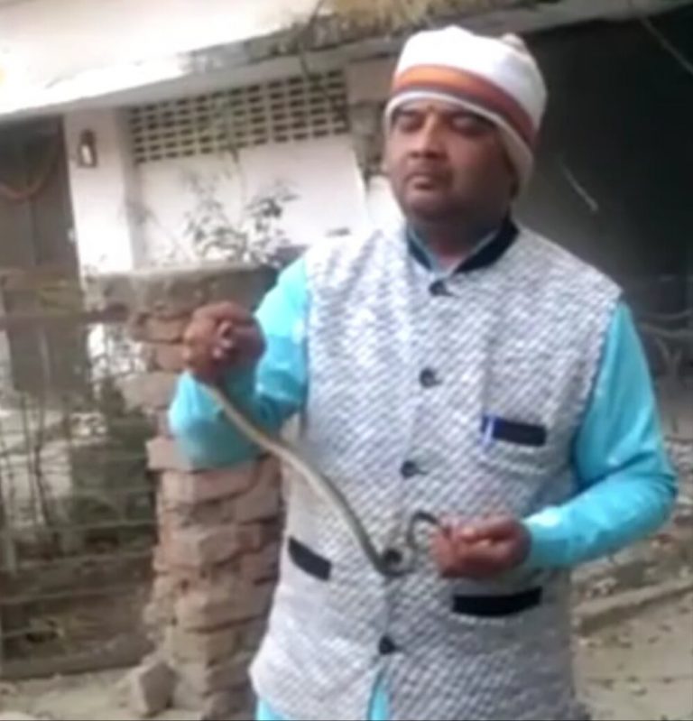 महिला आरक्षक के पैर पर लिपटा सांप, फिर हुआ ये