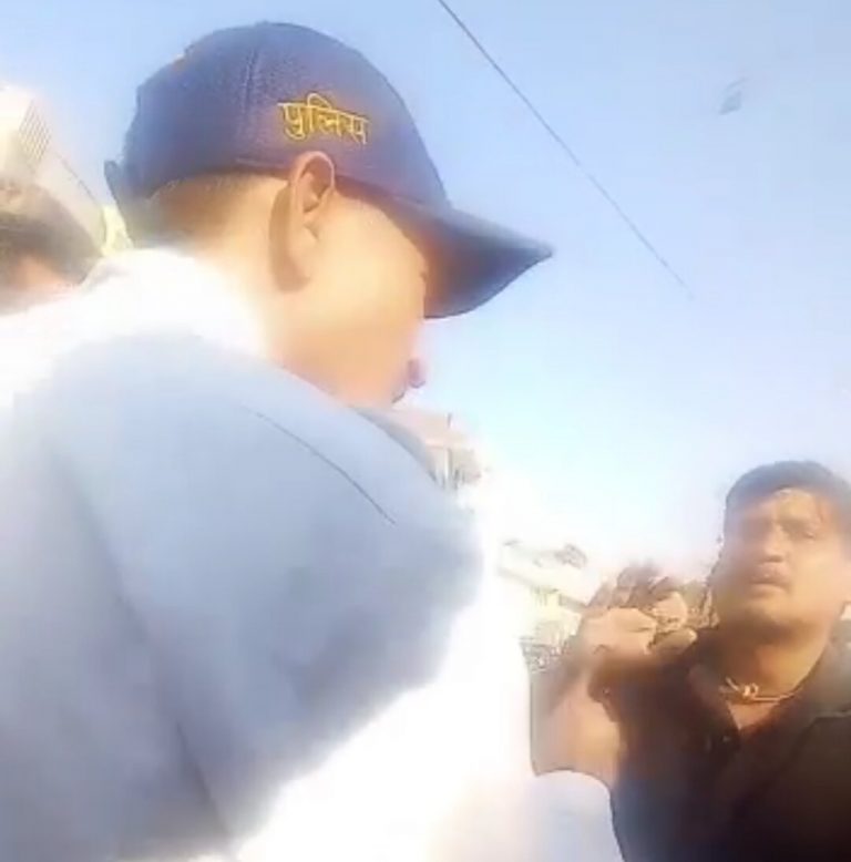 ट्रैफिक पुलिसकर्मी का हाथ पकड़कर पार्षद ने कहा- हमारी सरकार बनने दे, सबक सिखाऊंगा