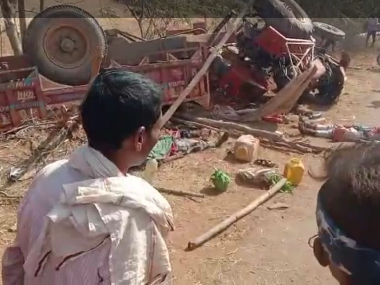 मजदूरों से भरी ट्राली पलटी, दो की मौत, 14 घायल 