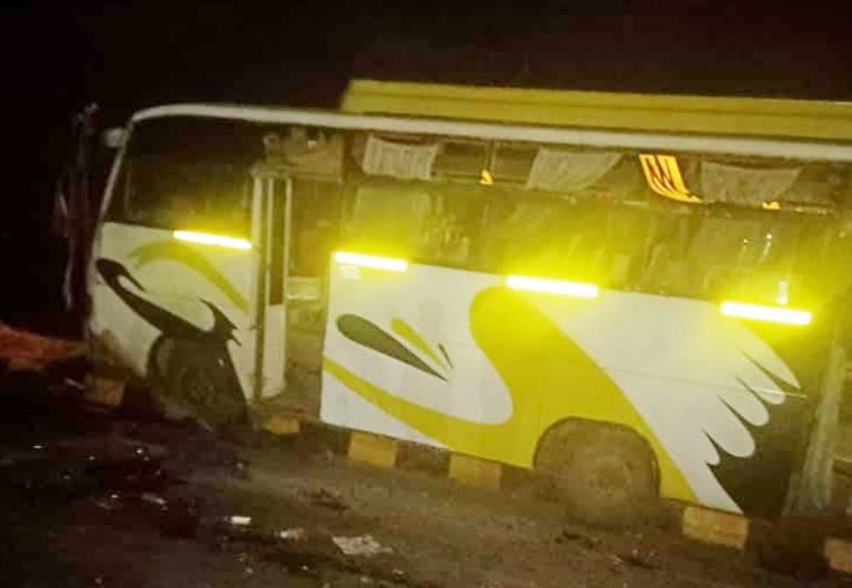 यात्रियों से भरी बस पलटने से 3 की मौत, 18 यात्री घायल