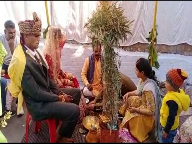 शादी में मेहमान बनकर पहुंचे थाना प्रभारी, पत्नी के साथ मिलकर वर-वधु के पूजे पांव