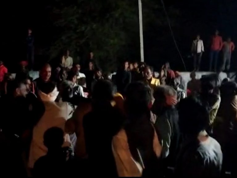 विधानसभा में निकाली गई विकास यात्रा में चले लात-घूंसे