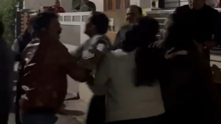 महिला और उसकी बेटी के साथ भाजपा नेताओं ने की झूमाझटकी