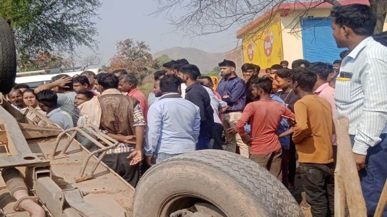 अनियंत्रित होकर पिकअप वाहन पलटा, दो लोगो की मौत