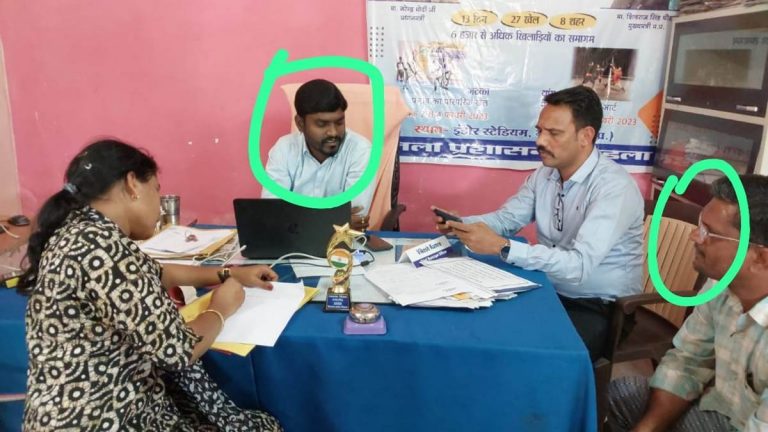 लोकायुक्त टीम ने सीएमओ व एक अन्य को रिश्वत लेते रंगे हाथों पकड़ा 