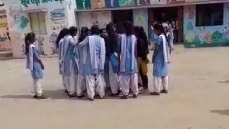 बॉयफ्रेंड के लिए स्कूल परिसर में आपस में भिड़ गई लड़कियां, जमकर की मारपीट