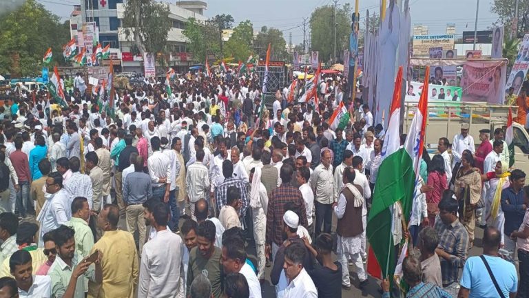 कांग्रेस का शक्ति प्रदर्शन, लाठीचार्ज की अफवाह से भगदड़