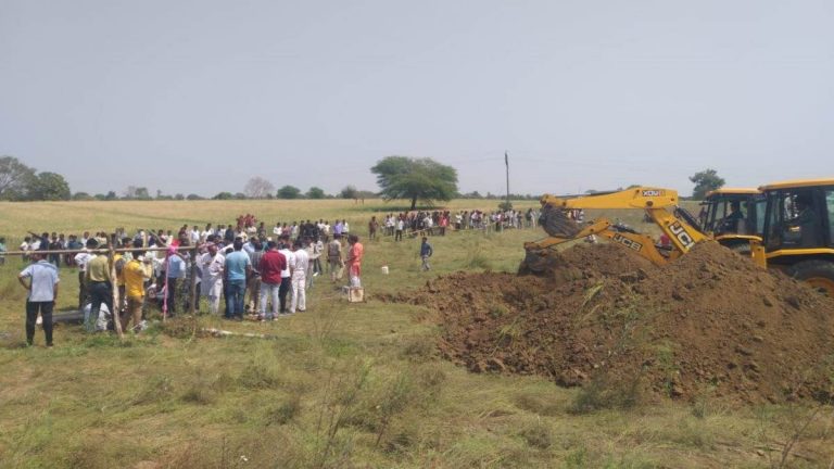 50 फीट गहरे बोरवेल में जा गिरा 8 साल का मासूम बच्चा