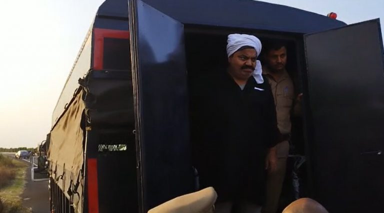 MP में रुकी माफिया अतीक की वैन, मूंछों पर ताव देकर बोला- मुझे कोई डर नहीं