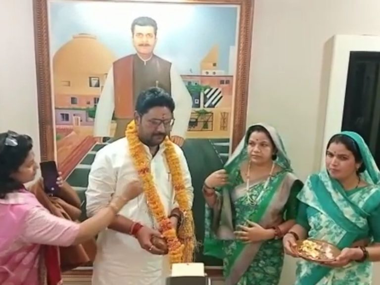 BJP को बड़ा झटका, पूर्व विधायक के बेटे सहित सैकड़ों कार्यकर्ता कांग्रेस में होने जा रहे शामिल