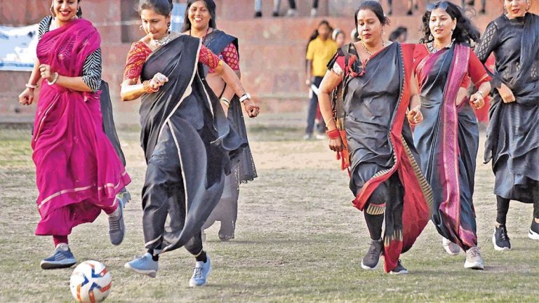 महिलाओं का अनोखा फुटबॉल मैच, साड़ियां पहनकर फुटबॉल में किक मारते नजर आईं महिलाए 
