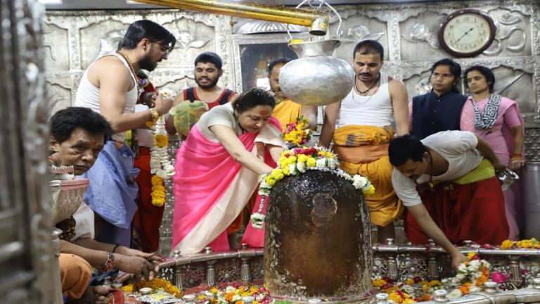 अभिनेत्री जया प्रदा महाकाल दर्शन करने पहुंची, दर्शन के बाद बोली- खुद को धन्‍य मानती हूं
